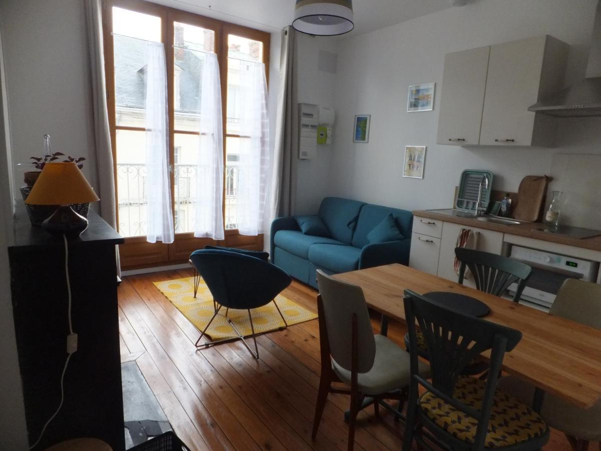 L'etablisement Toimoinou: Market View, Steps From Sea Apartment *