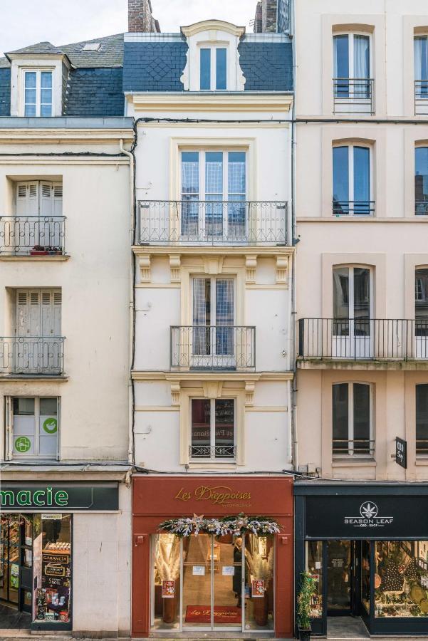 Apartment L'etablisement Toimoinou: Market View, Steps From Sea