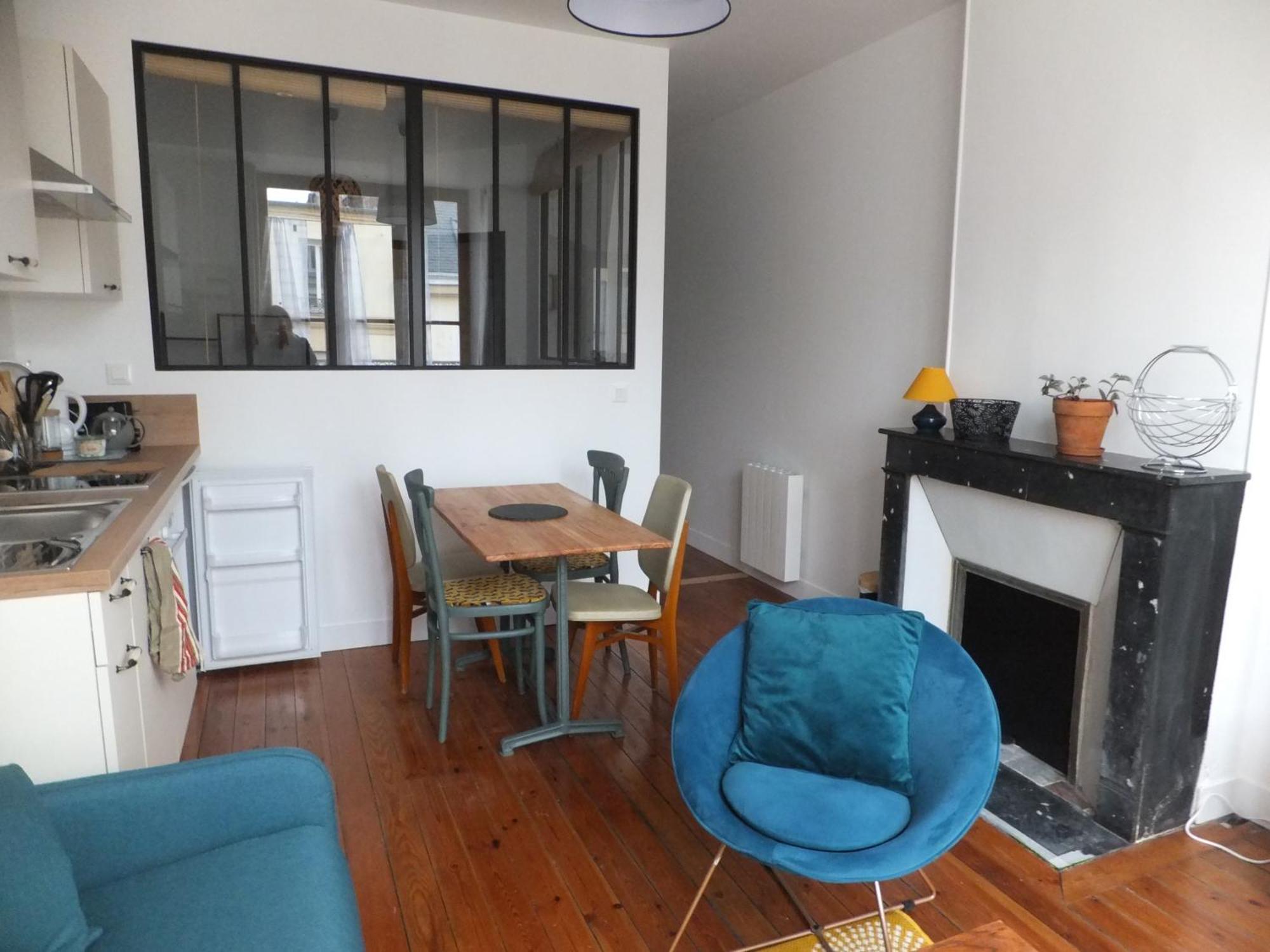 Apartment L'etablisement Toimoinou: Market View, Steps From Sea